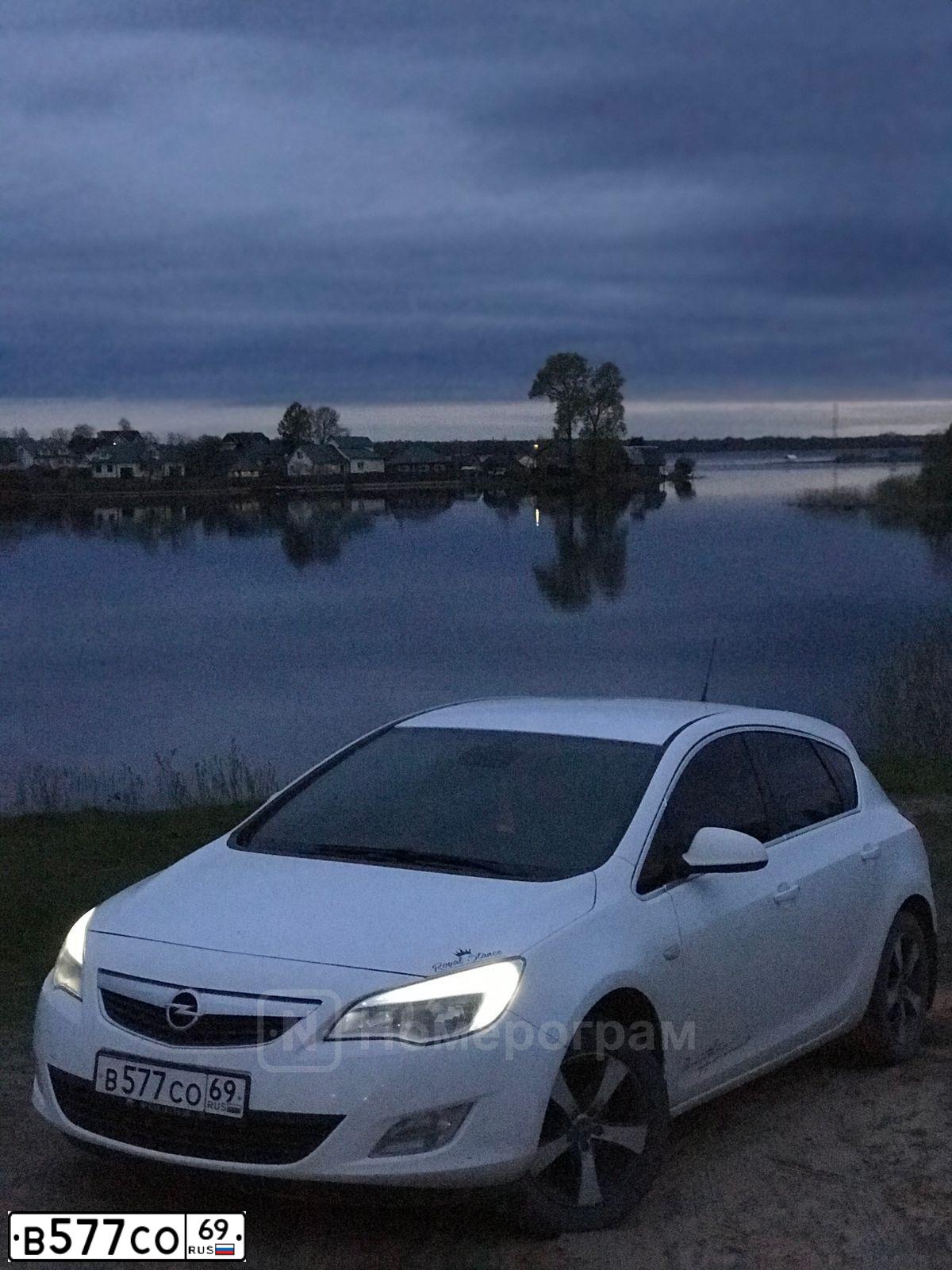 Фото автомобиля OPEL ASTRA, 2011 — госномер В577СО69. Цвет: Белый