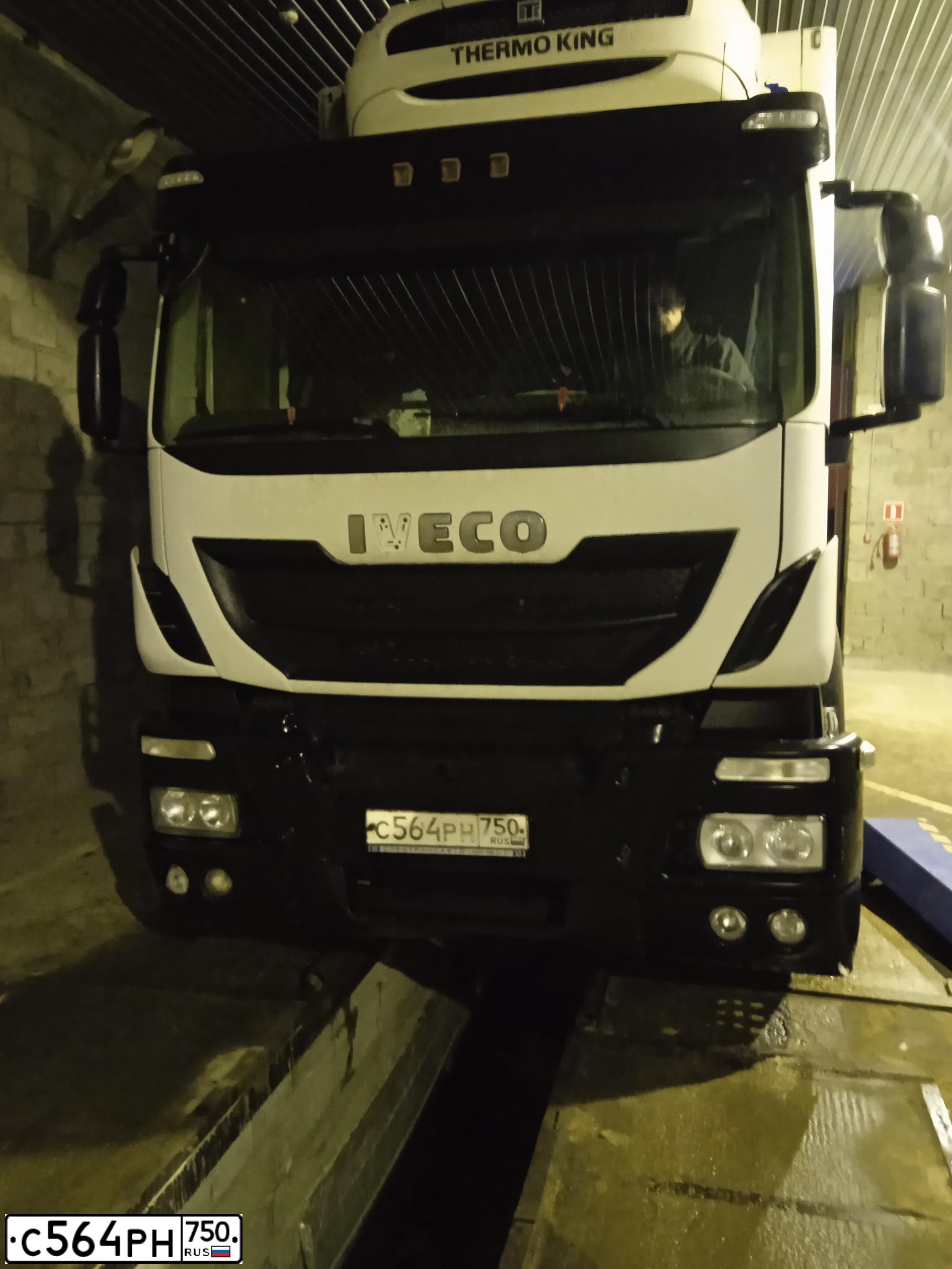 Фото автомобиля IVECO STRALIS, 2017 — госномер С564РН750. Цвет: БЕЛЫЙ
