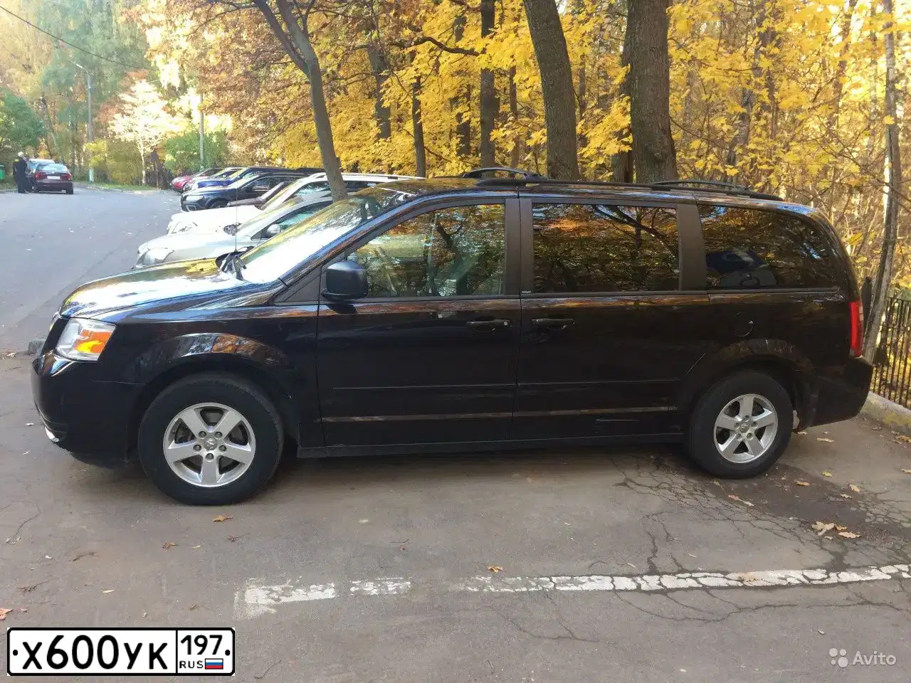 Фото автомобиля DODGE /GRAND/ CARAVAN, 2010 — госномер Е638МУ799. Цвет: ВИШНЕВО-ЧЕРНЫЙ