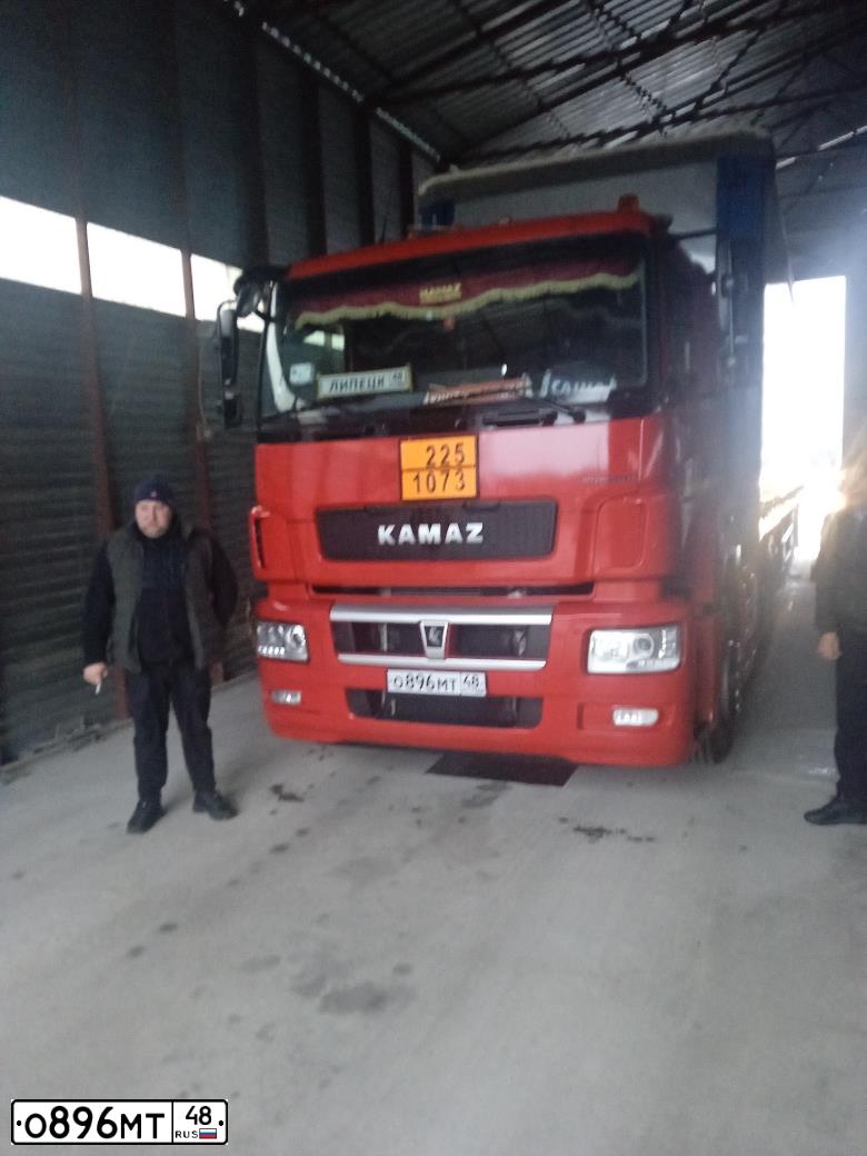 Фото автомобиля KAMAZ 5490 /4X2/, 2020 — госномер О896МТ48. Цвет: Красный