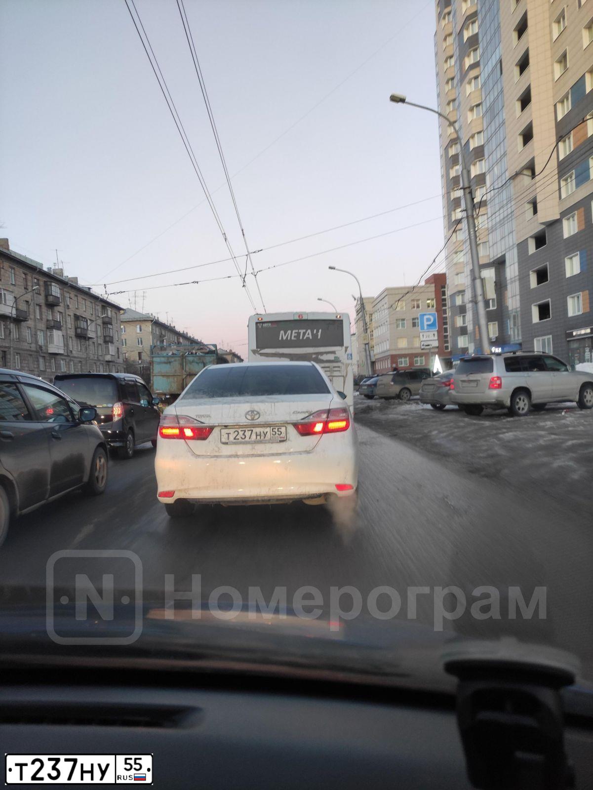 Фото автомобиля TOYOTA CAMRY, 2015 — госномер Н898КМ70. Цвет: Белый