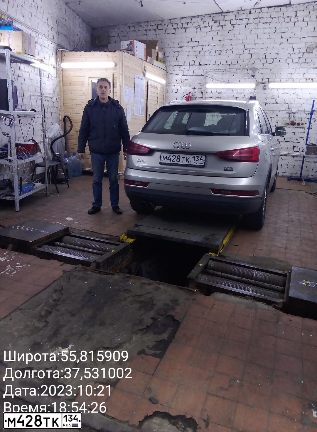 Фото автомобиля АУДИ Q3, 2015 — госномер Е526ВЕ977. Цвет: СЕРО-ЗОЛОТИСТЫЙ