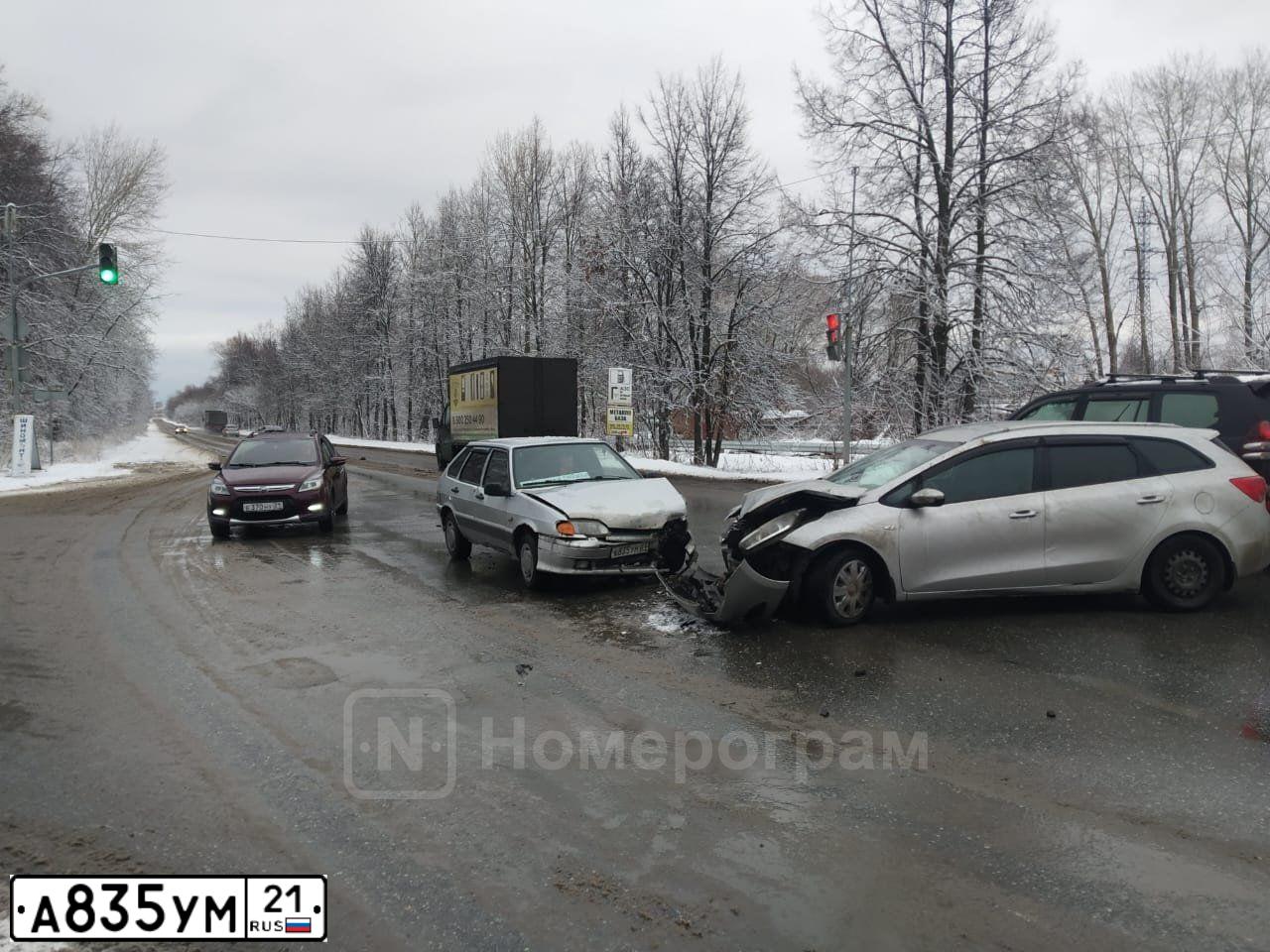 Фото автомобиля LADA 2114 SAMARA, 2004 — госномер А835УМ21. Цвет: СВЕТЛО-СЕРЕБ МЕТАЛЛ