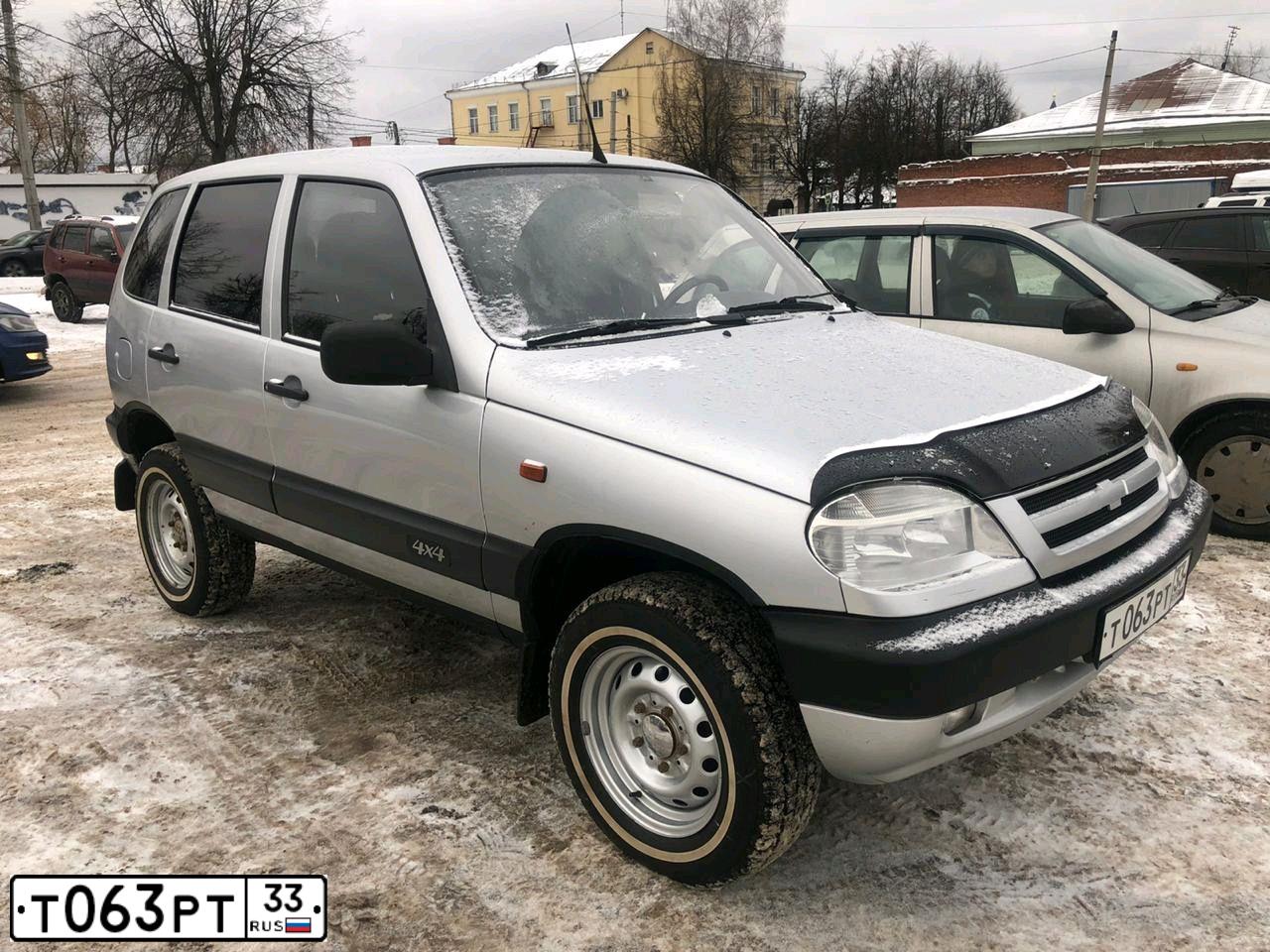 Фото автомобиля CHEVROLET NIVA, 2007 — госномер Т063РТ33. Цвет: СВЕТЛО-СЕРЕБРИСТЫЙ  МЕТАЛЛИК