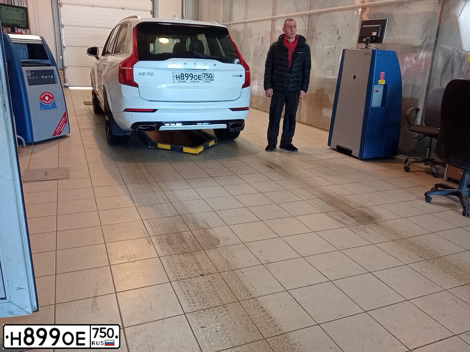 Фото автомобиля VOLVO XC90, 2017 — госномер О967СВ790. Цвет: ЖЕМЧУЖНО-БЕЛЫЙ