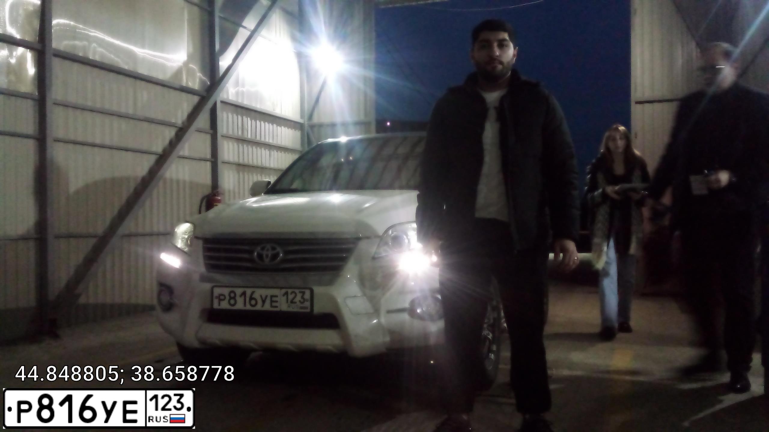 Фото автомобиля TOYOTA RAV4, 2011 — госномер Р656НЕ761. Цвет: Белый