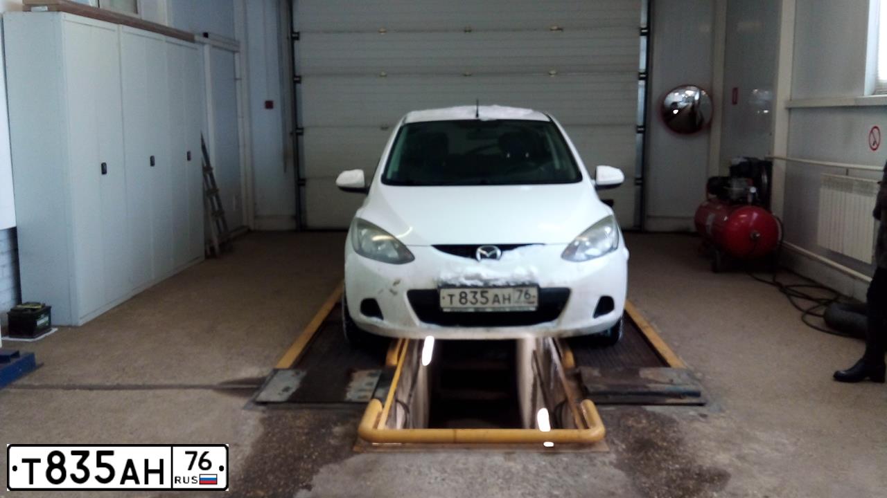 Фото автомобиля MAZDA 2, 2008 — госномер Т835АН76. Цвет: БЕЛЫЙ