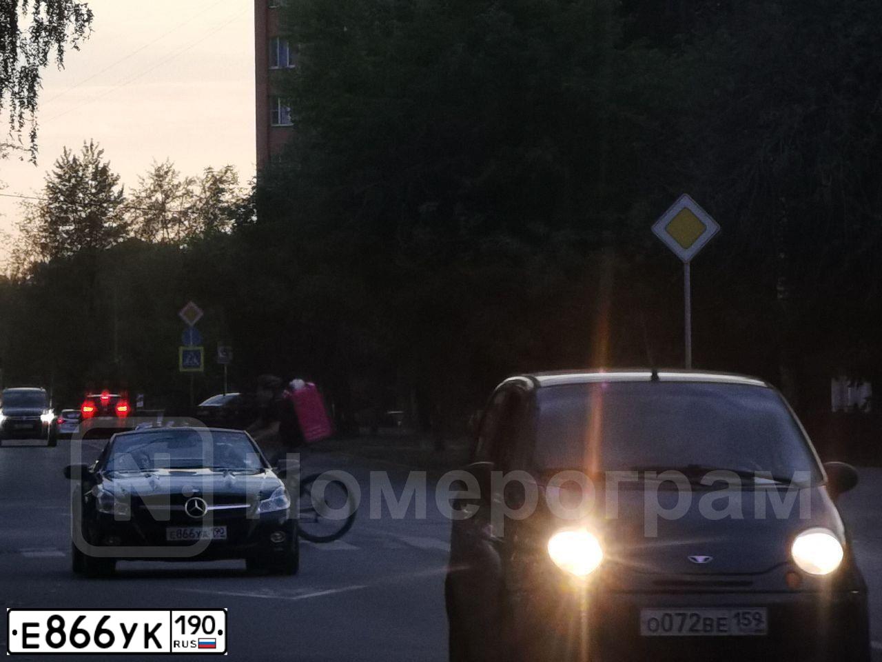 Фото автомобиля MITSUBISHI GALANT, 2002 — госномер А376ОК750. Цвет: СЕРЕБРИСТЫЙ