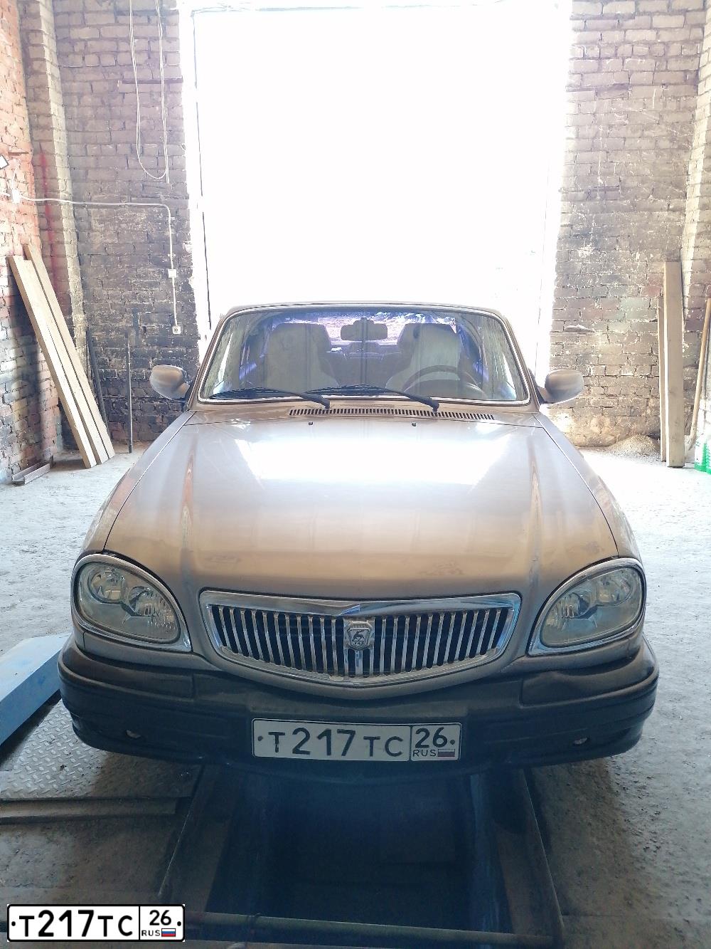 Фото автомобиля GAZ 3110 WOLGA, 2005 — госномер Т217ТС26. Цвет: ЛАСВЕГАС