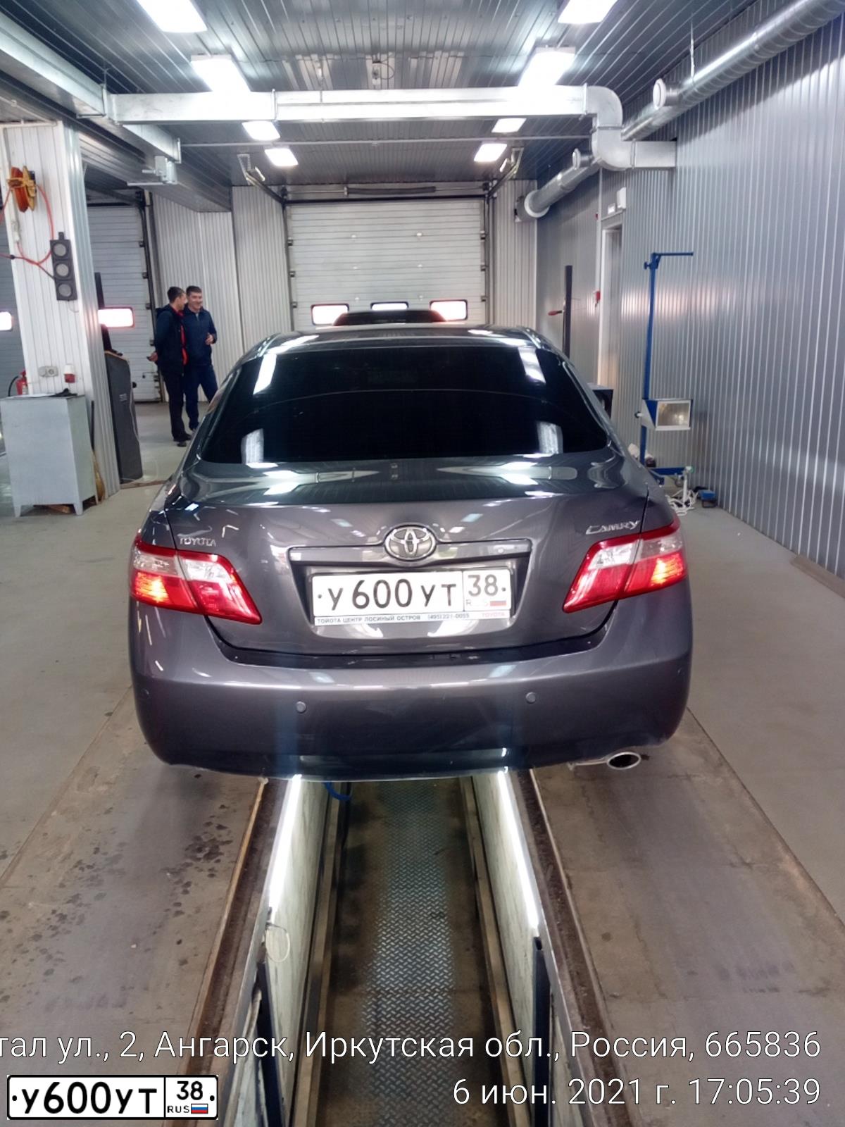 Фото автомобиля TOYOTA CAMRY, 2008 — госномер У600УТ38. Цвет: СЕРЫЙ