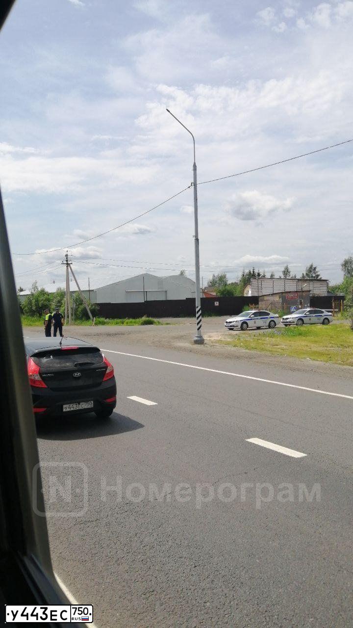 Фото автомобиля HYUNDAI SOLARIS, 2014 — госномер У443ЕС750. Цвет: ЧЕРНЫЙ