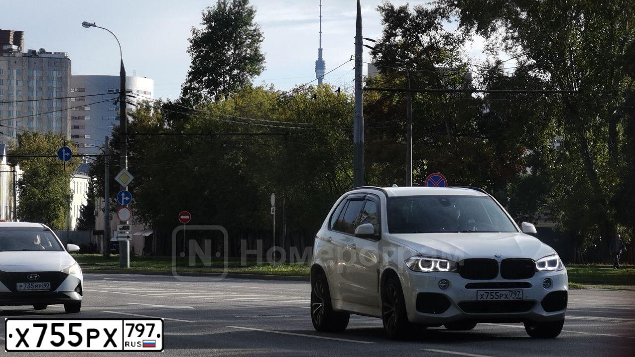 Фото автомобиля BMW X5, 2015 — госномер Т025ЕТ799. Цвет: Белый