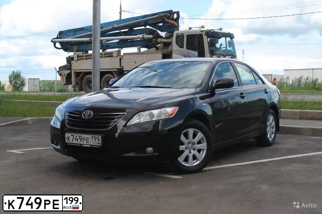 Фото автомобиля TOYOTA CAMRY, 2008 — госномер К749РЕ199. Цвет: ЧЕРНЫЙ