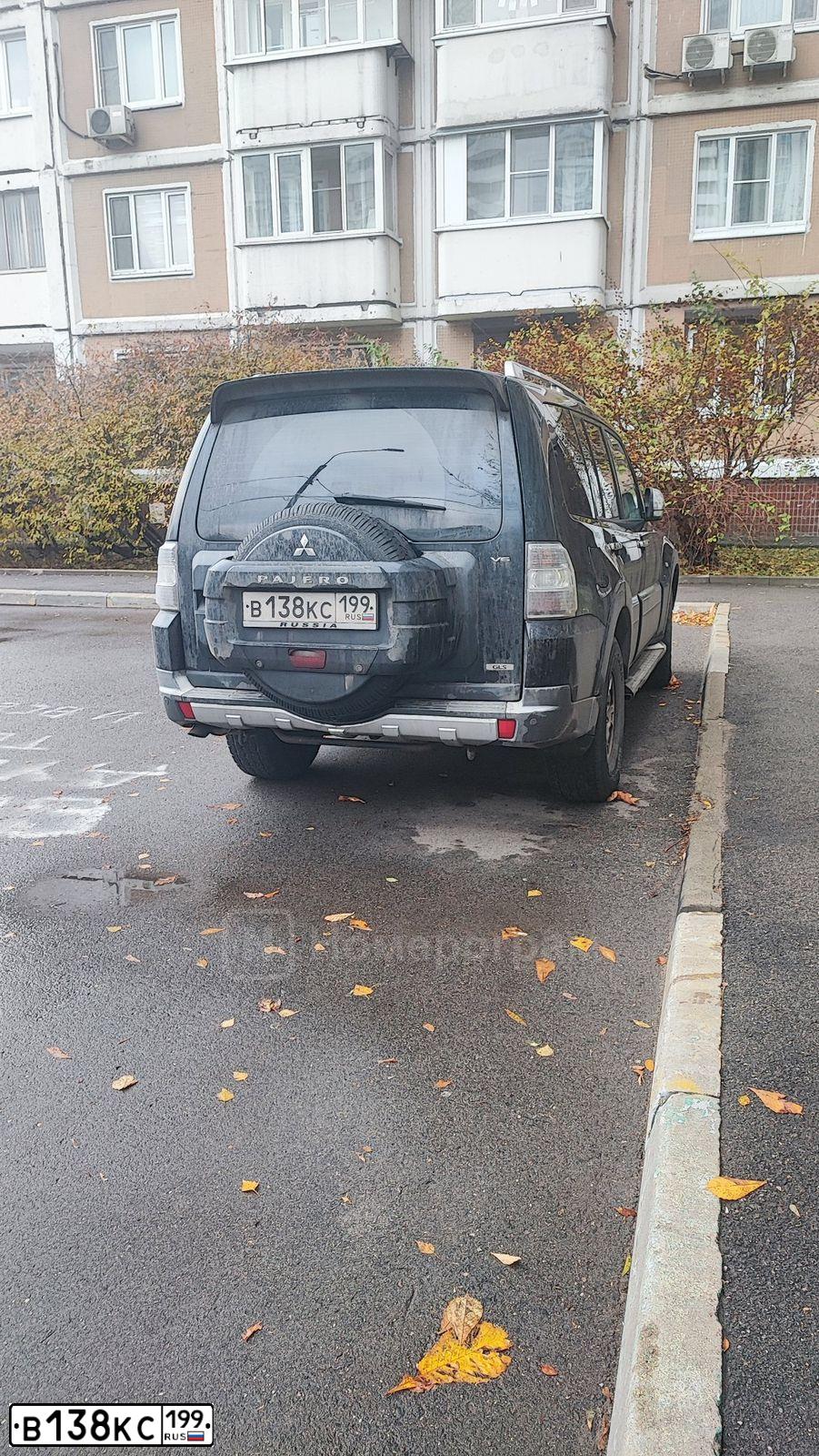 Фото автомобиля MITSUBISHI PAJERO, 2007 — госномер В138КС199. Цвет: ЧЕРНЫЙ