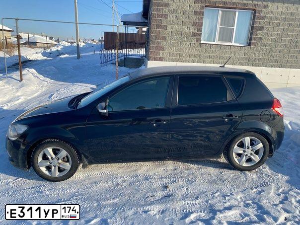 Фото автомобиля KIA CEE'D, 2010 — госномер Е311УР174. Цвет: ЧЕРНЫЙ ПЕРЛАМУТР