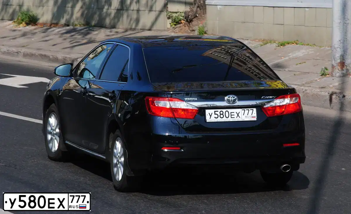 Фото автомобиля TOYOTA CAMRY, 2014 — госномер У580ЕХ777. Цвет: ЧЕРНЫЙ