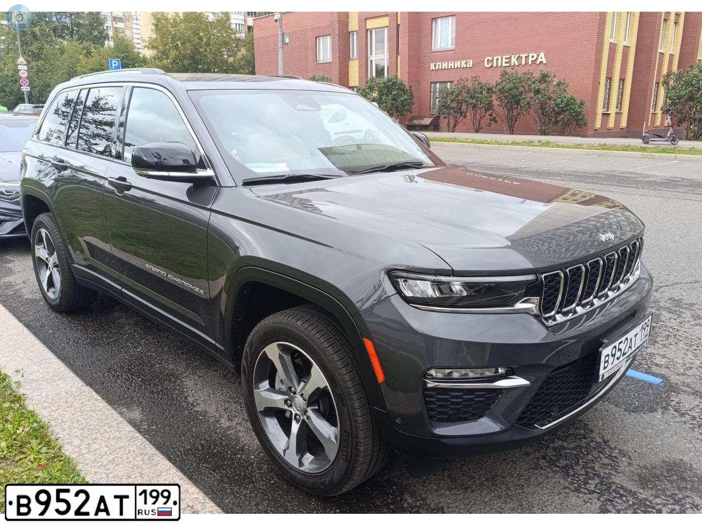 Фото автомобиля JEEP GRAND CHEROKEE, 2014 — госномер А295УТ797. Цвет: Серый