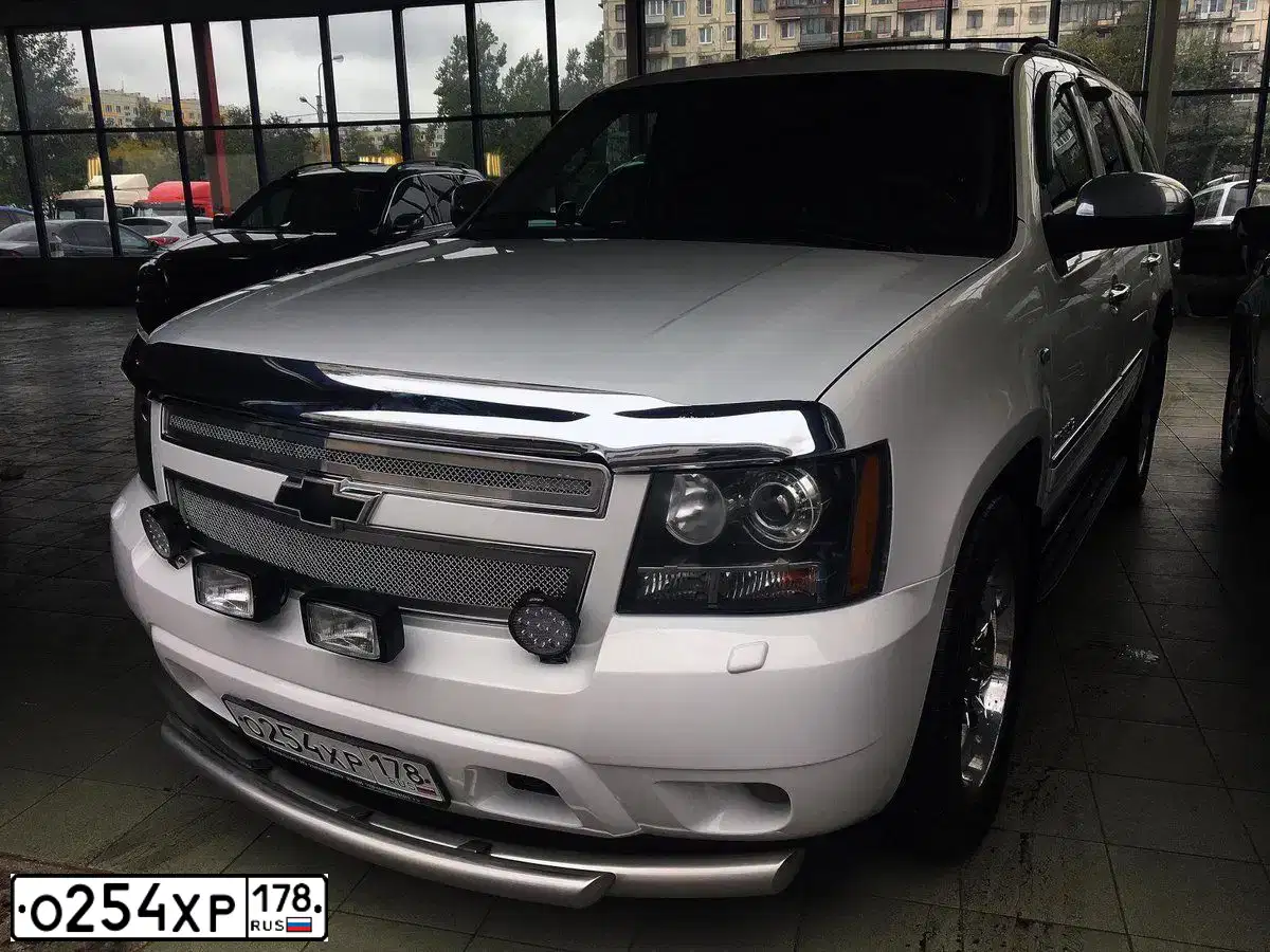 Фото автомобиля CHEVROLET TAHOE, 2012 — госномер О254ХР178. Цвет: Белый