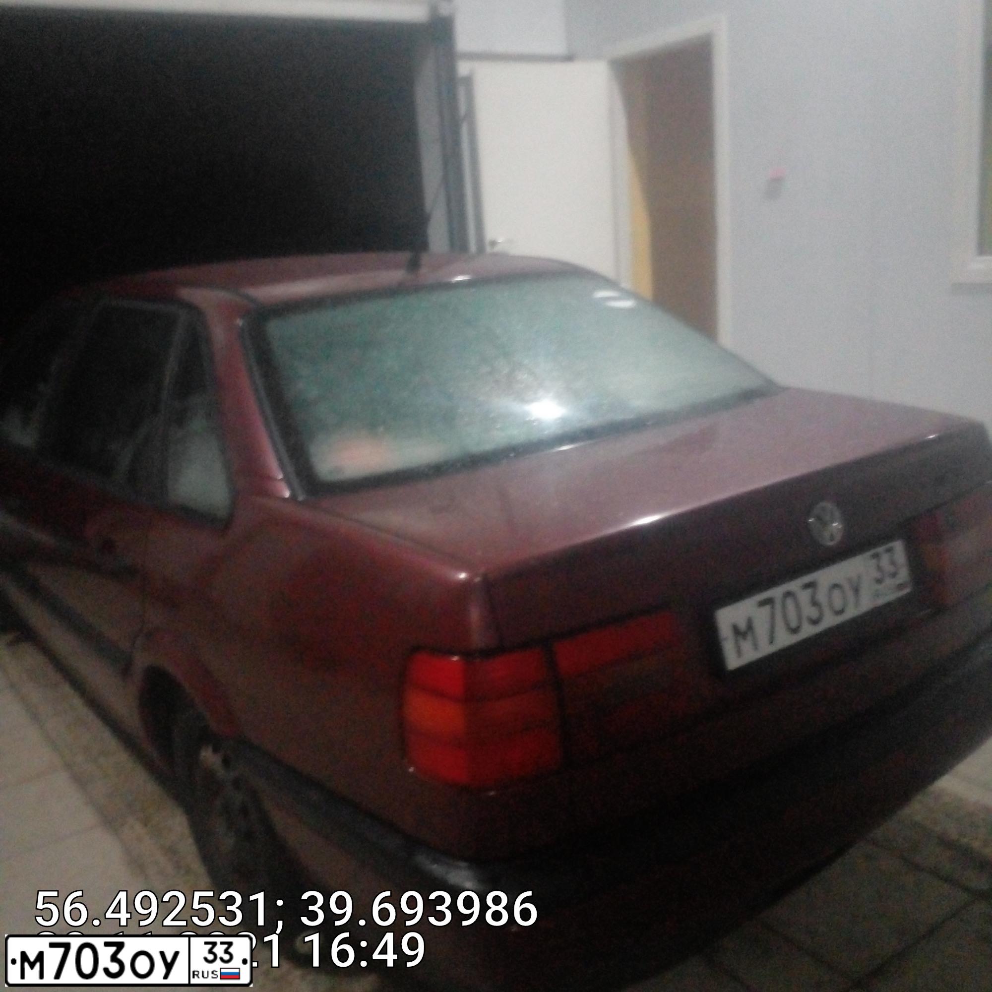 Фото автомобиля VOLKSWAGEN PASSAT, 1994 — госномер М703ОУ33. Цвет: ВИШНЕВЫЙ