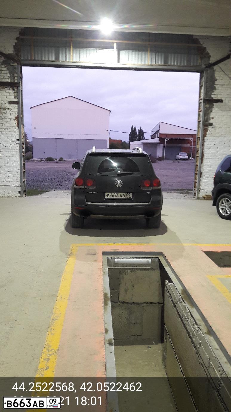 Фото автомобиля VOLKSWAGEN TOUAREG, 2007 — госномер В663АВ09. Цвет: ЧЕРНЫЙ