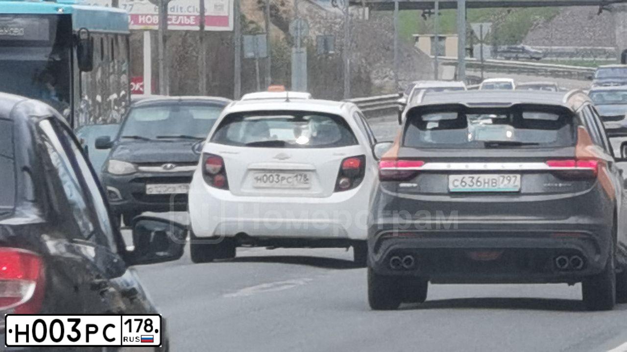 Фото автомобиля CHEVROLET AVEO, 2012 — госномер Н003РС178. Цвет: БЕЛЫЙ