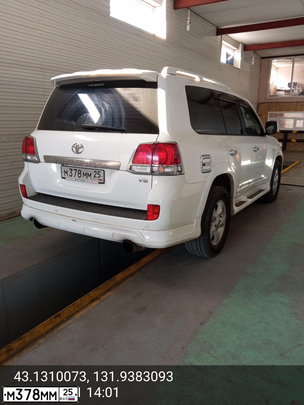 Фото автомобиля MITSUBISHI L 200, 2010 — госномер М378ММ25. Цвет: ЗЕЛЕНЫЙ
