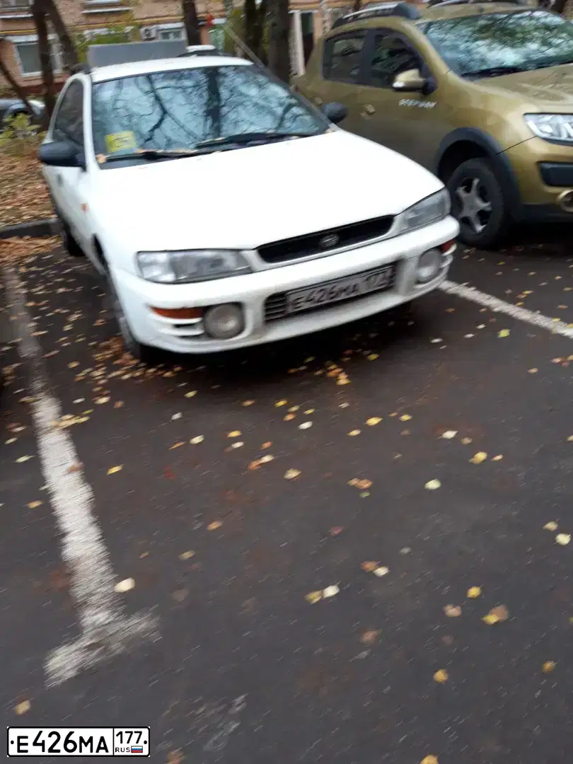 Фото автомобиля SUBARU IMPREZA, 1998 — госномер Е426МА177. Цвет: БЕЛЫЙ