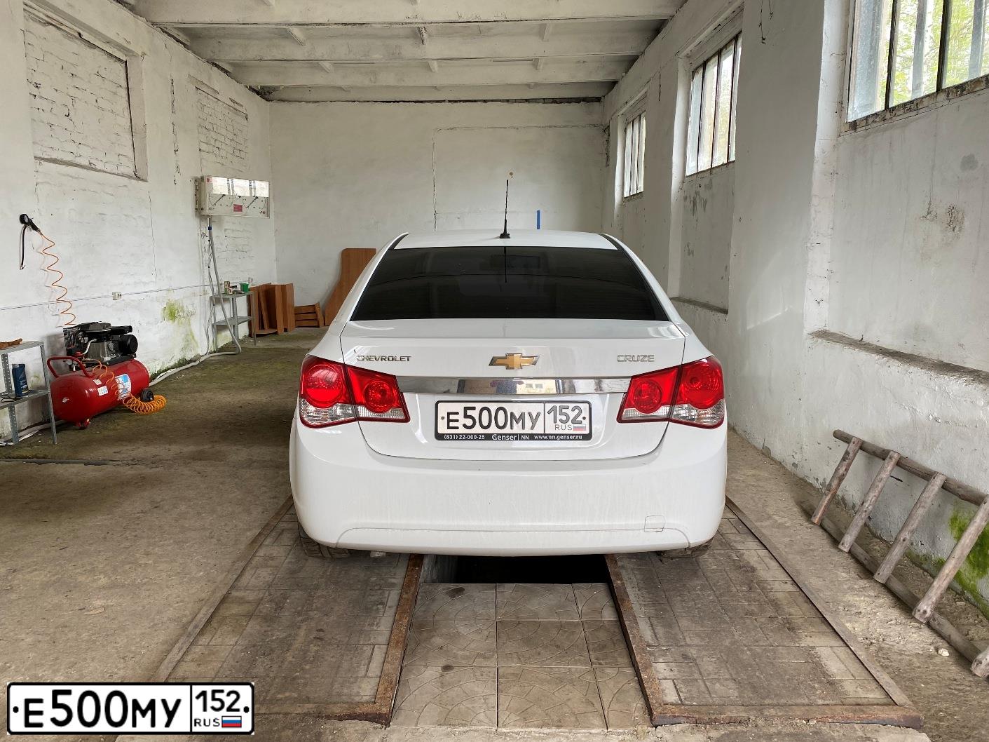 Фото автомобиля CHEVROLET CRUZE, 2011 — госномер Е500МУ152. Цвет: БЕЛЫЙ