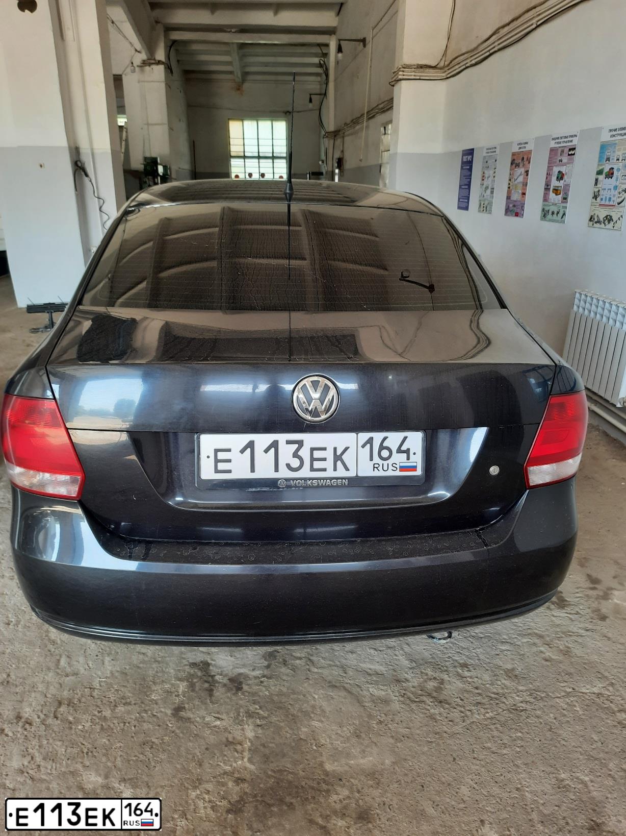 Фото автомобиля VOLKSWAGEN POLO, 2012 — госномер Е113ЕК164. Цвет: ЧЕРНЫЙ