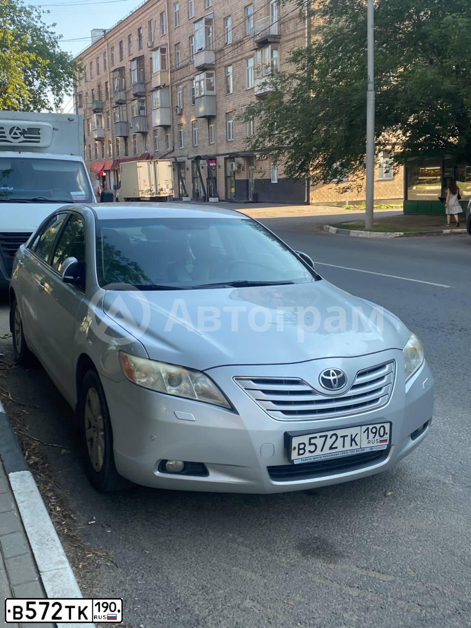 Фото автомобиля TOYOTA CAMRY, 2008 — госномер В572ТК190. Цвет: СЕРЫЙ