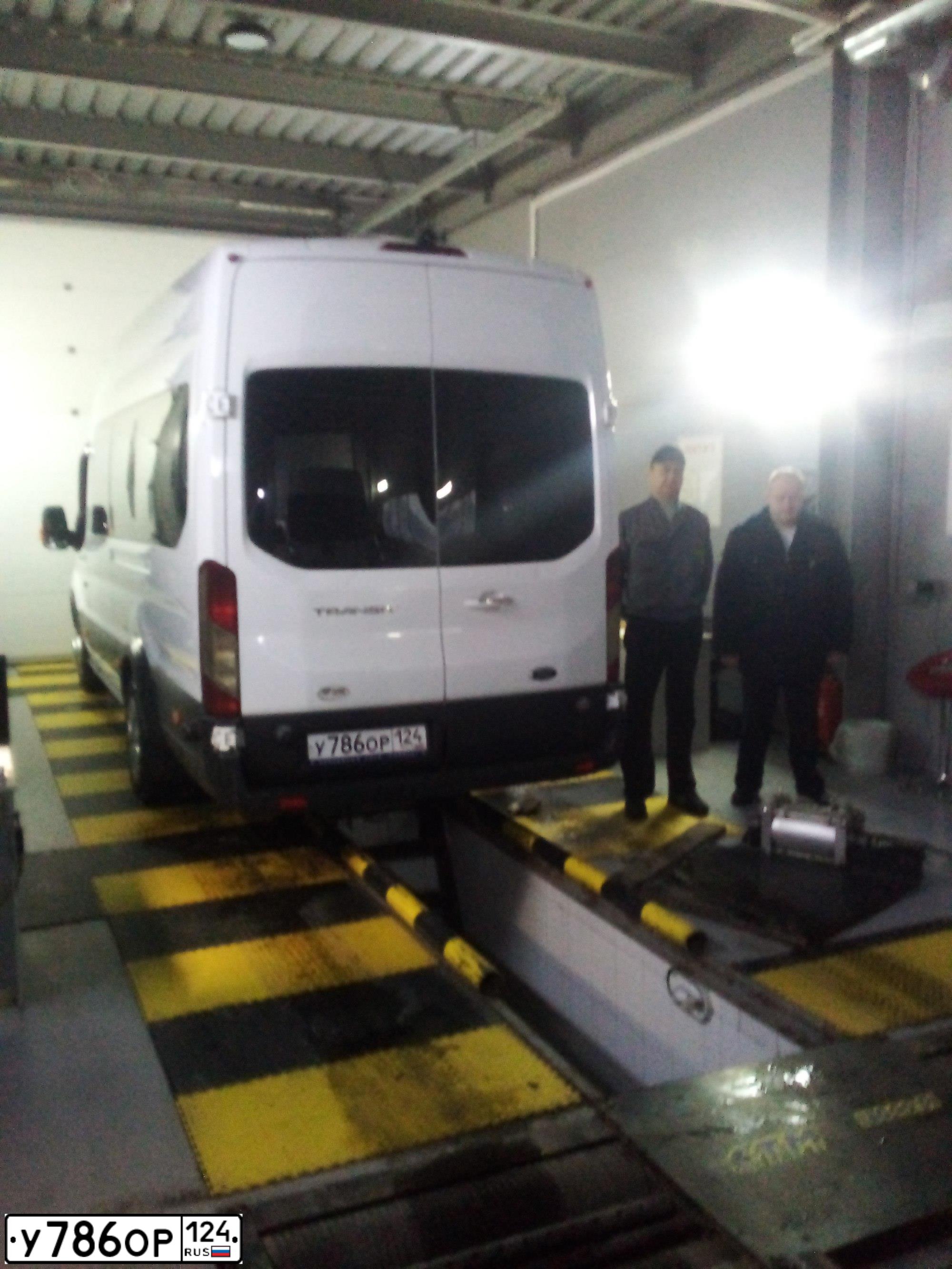 Фото автомобиля FORD TRANSIT, 2015 — госномер К444НУ124. Цвет: Белый