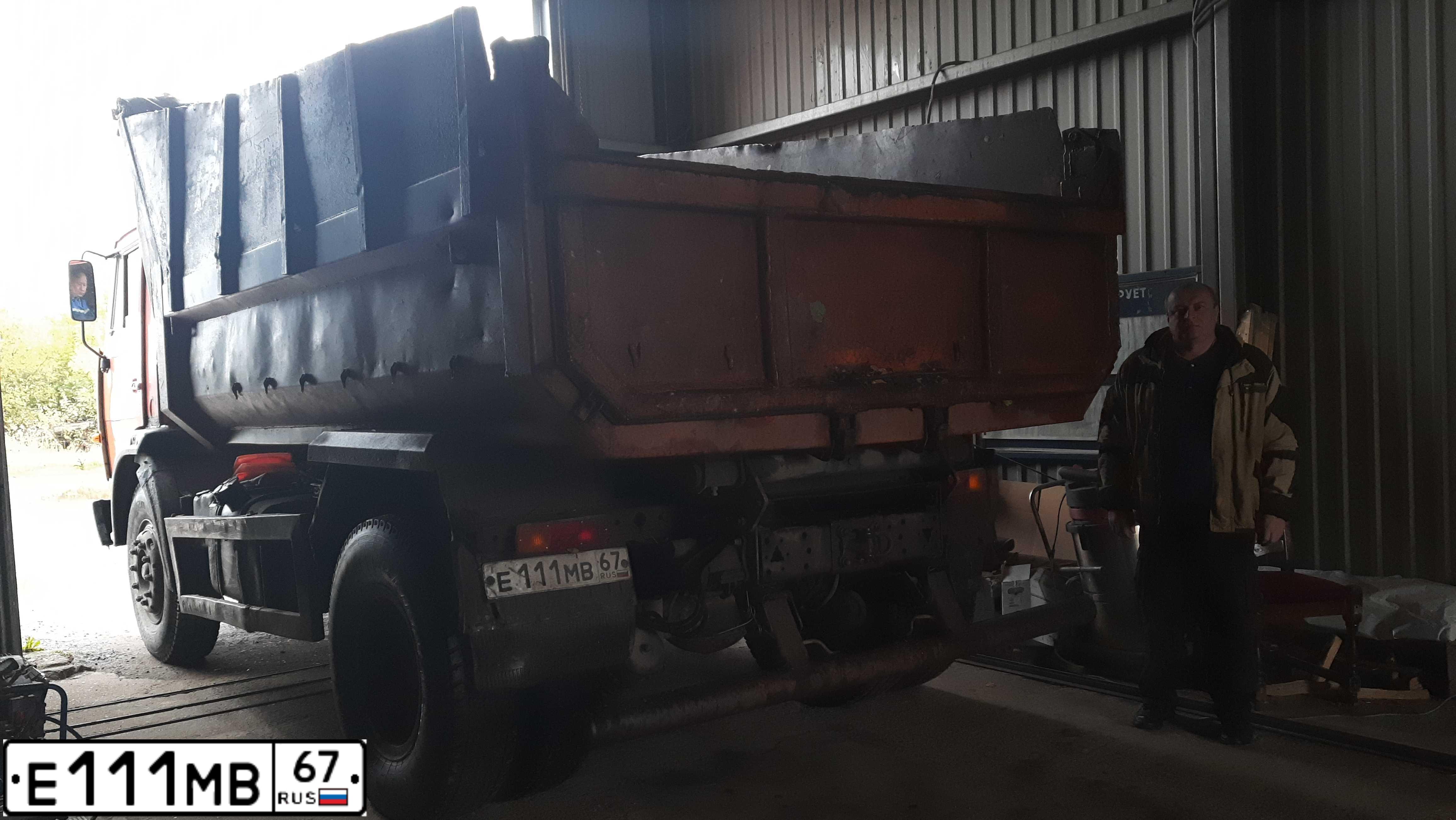 Фото автомобиля KAMAZ 43253 /4X2/, 2007 — госномер Е111МВ67. Цвет: ОРАНЖЕВЫЙ