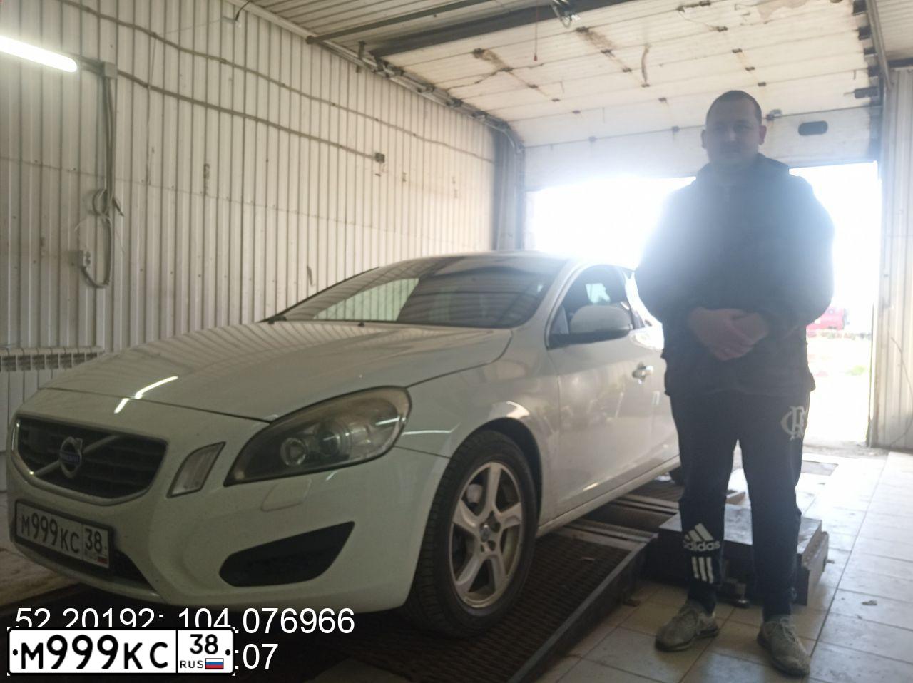 Фото автомобиля VOLVO S60, 2011 — госномер К454АК138. Цвет: Белый