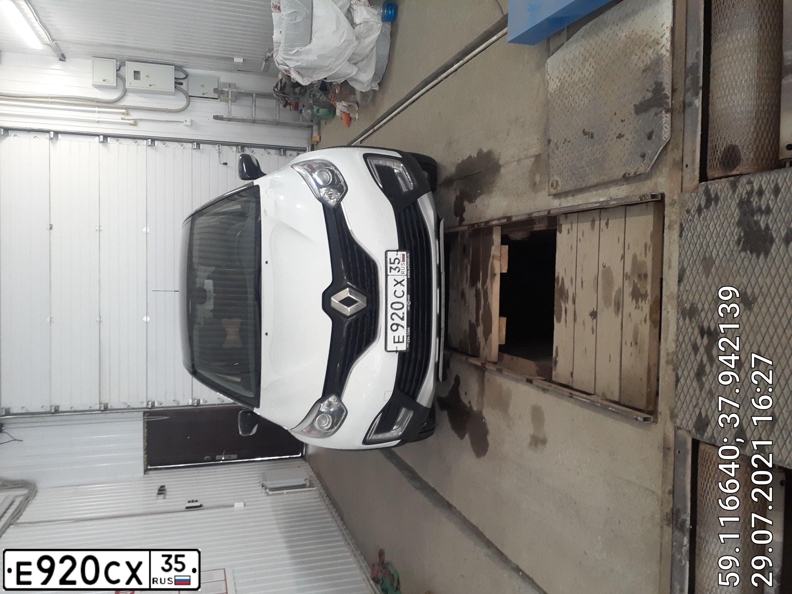 Фото автомобиля RENAULT KAPTUR, 2016 — госномер Е920СХ35. Цвет: Белый черный 