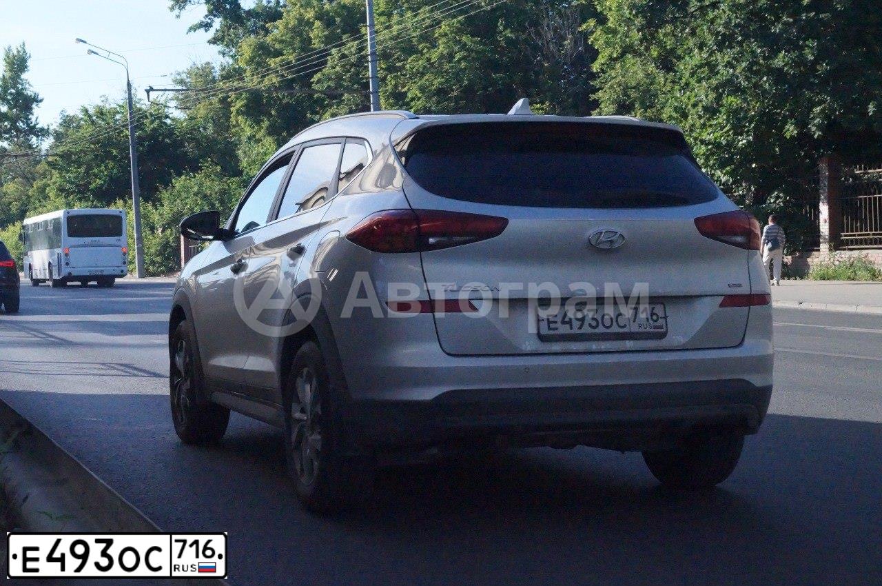 Фото автомобиля HYUNDAI TUCSON, 2020 — госномер Е493ОС716. Цвет: СЕРЫЙ