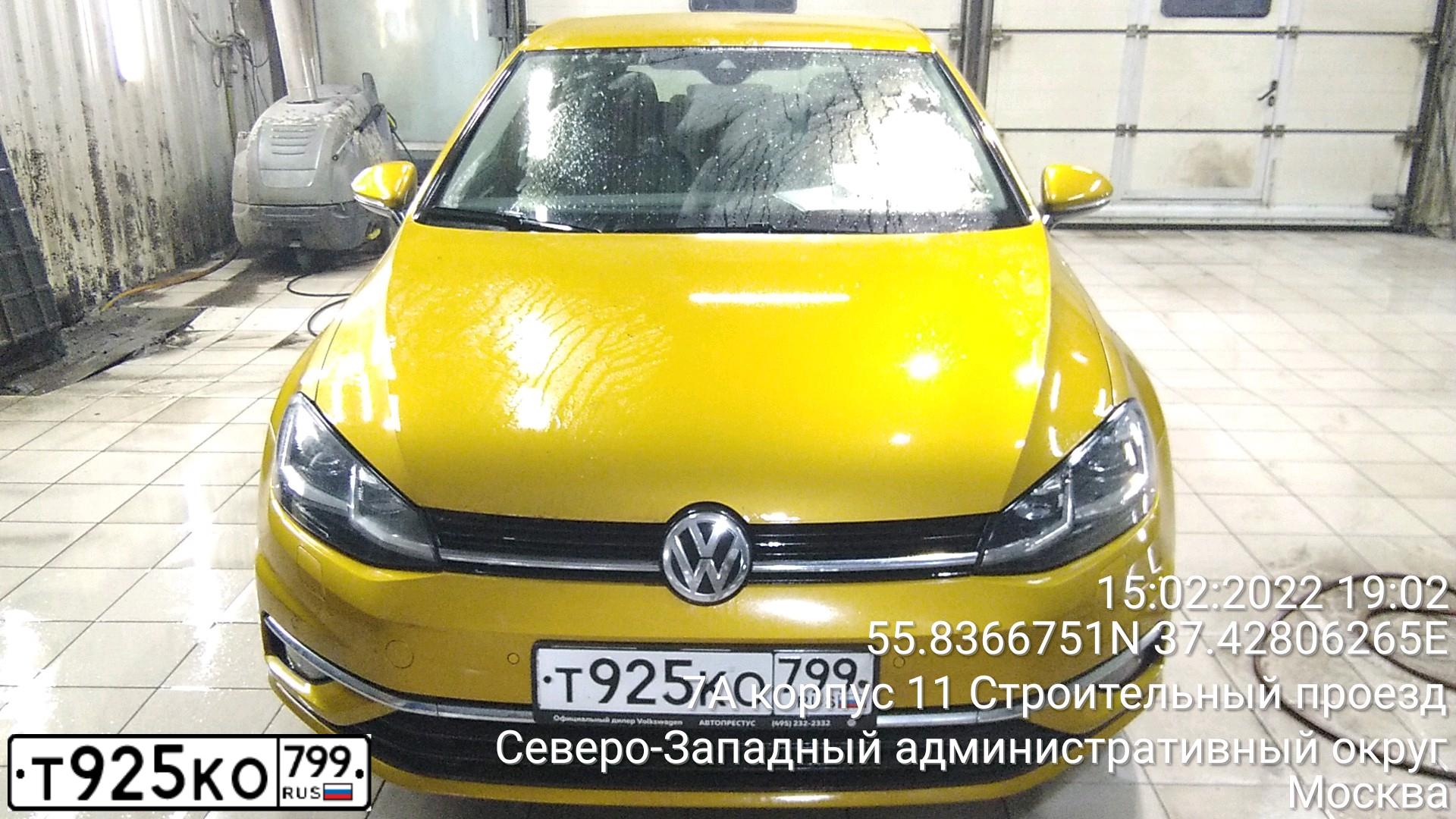 Фото автомобиля VOLKSWAGEN GOLF, 2018 — госномер Т925КО799. Цвет: ГОРЧИЧНЫЙ
