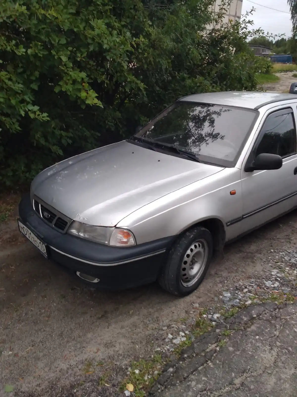 Фото автомобиля DAEWOO NEXIA, 2003 — госномер М031ЕО10. Цвет: СВЕТЛО-СЕРЫЙ
