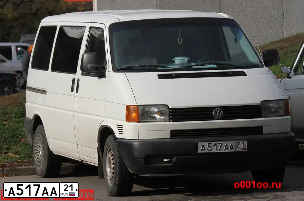 Фото автомобиля VOLKSWAGEN TRANSPORTER, 1999 — госномер А517АА21. Цвет: БЕЛЫЙ
