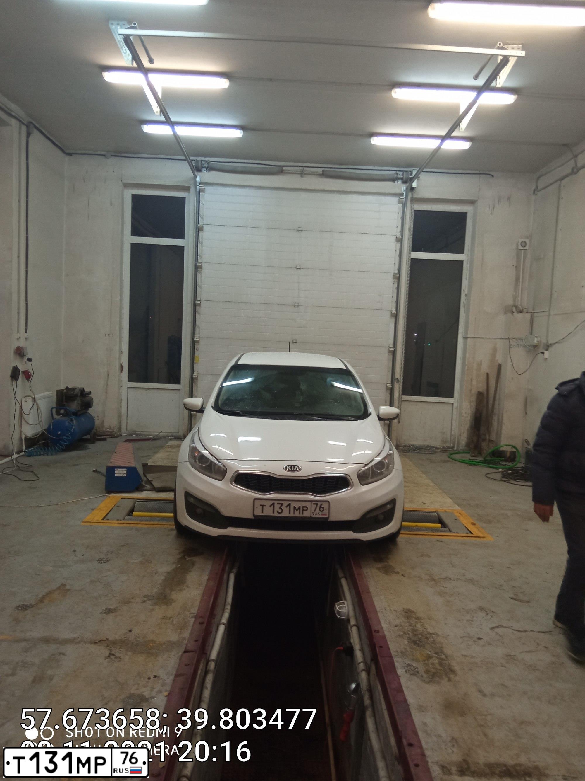 Фото автомобиля KIA CEE'D, 2015 — госномер О767ОР76. Цвет: Белый