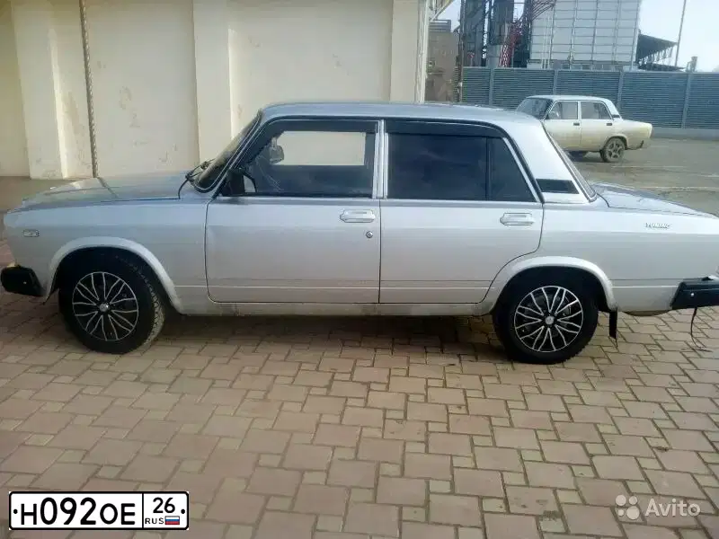 Фото автомобиля LADA 2107, 2010 — госномер В495АХ147. Цвет: СВЕТЛО-СЕРЕБРИСТЫЙ МЕТАЛЛ