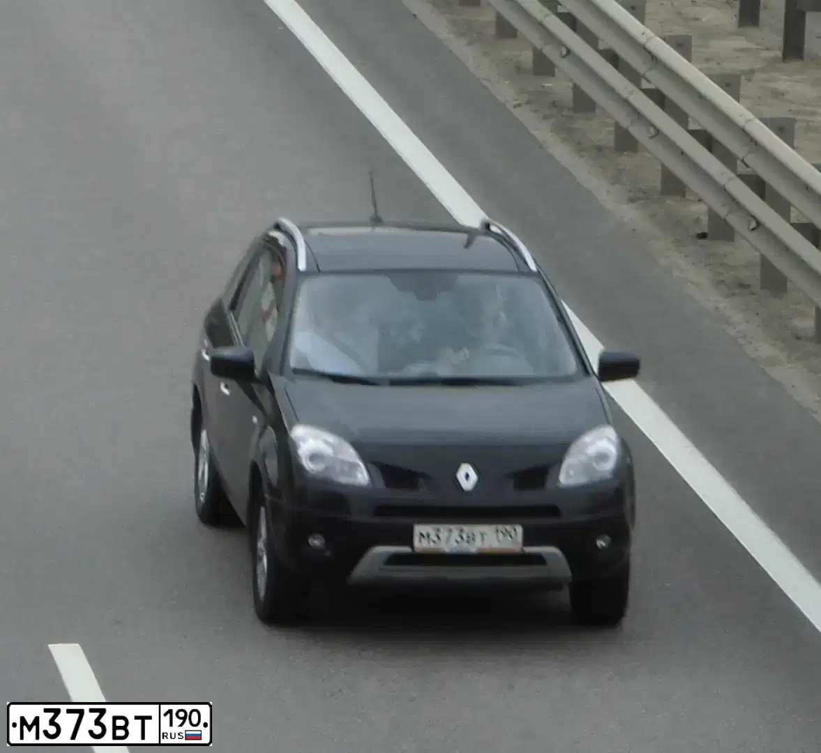 Фото автомобиля RENAULT KOLEOS, 2009 — госномер М373ВТ190. Цвет: ЧЕРНЫЙ