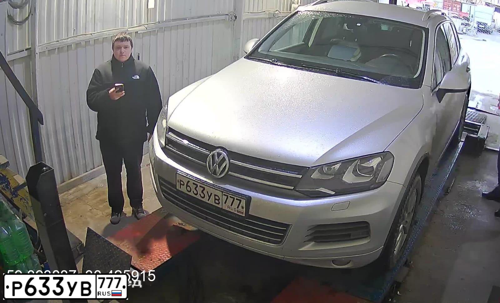 Фото автомобиля VOLKSWAGEN TOUAREG, 2012 — госномер Р718ВТ186