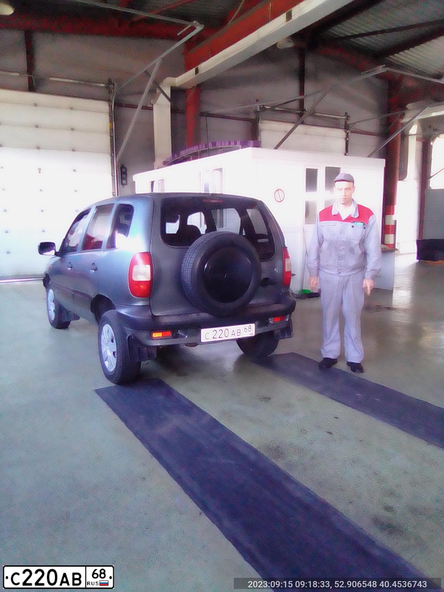 Фото автомобиля CHEVROLET NIVA, 2008 — госномер О900ЕТ68. Цвет: Темно-серый металлик