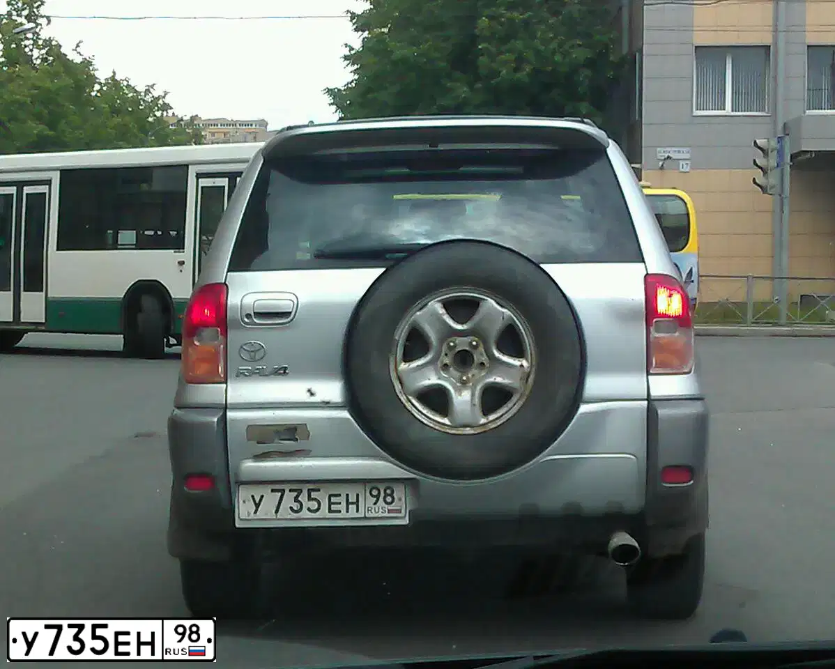 Фото автомобиля TOYOTA RAV4, 2001 — госномер У735ЕН98. Цвет: СЕРЕБРИСТЫЙ