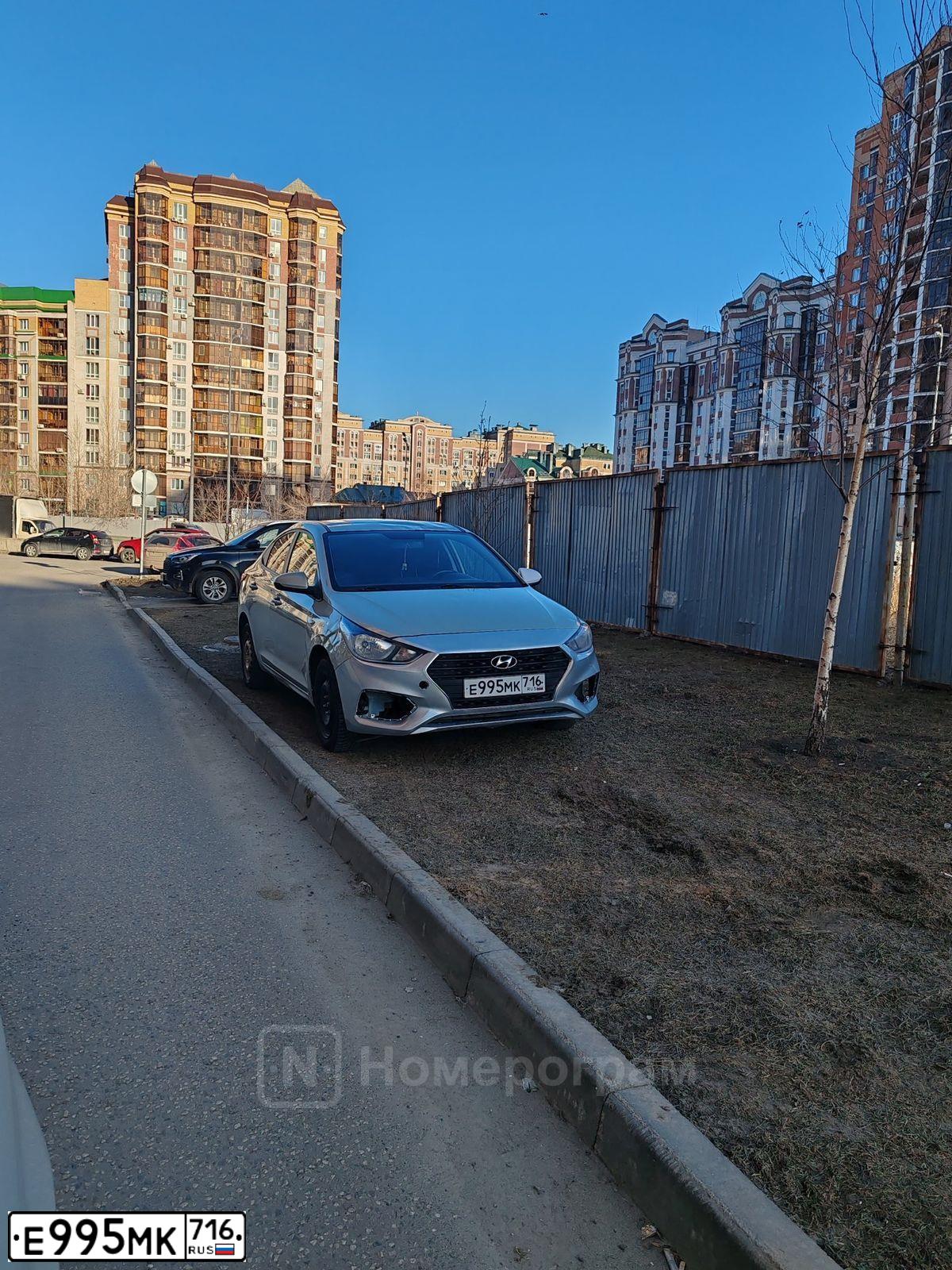Фото автомобиля HYUNDAI SOLARIS, 2019 — госномер Е995МК716. Цвет: БЕЖЕВЫЙ