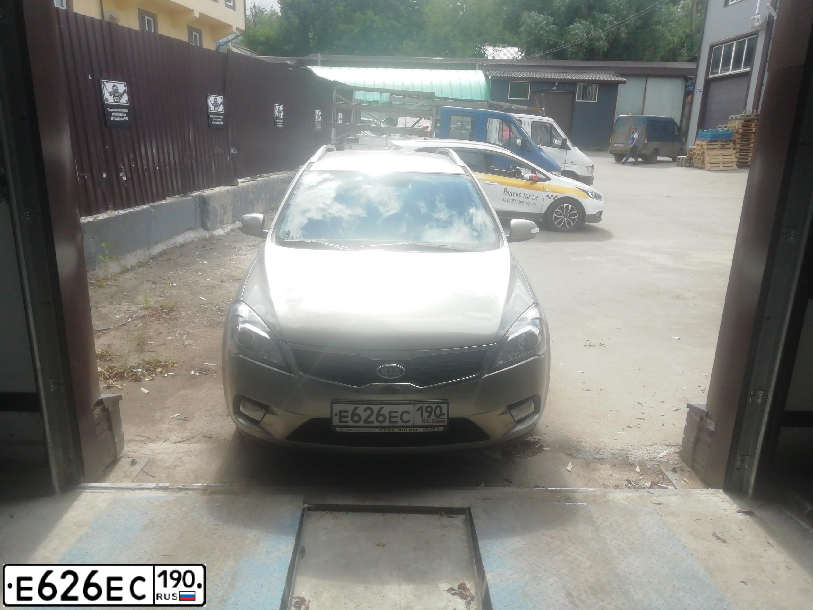 Фото автомобиля KIA CEE'D, 2010 — госномер Е626ЕС190. Цвет: СЕРЫЙ
