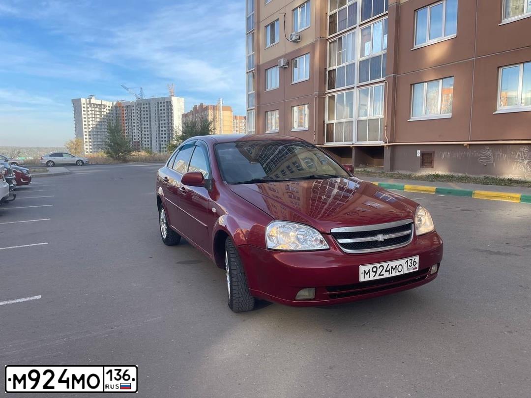 Фото автомобиля CHEVROLET LACETTI, 2005 — госномер М924МО136. Цвет: ТЕМНО-КРАСНЫЙ