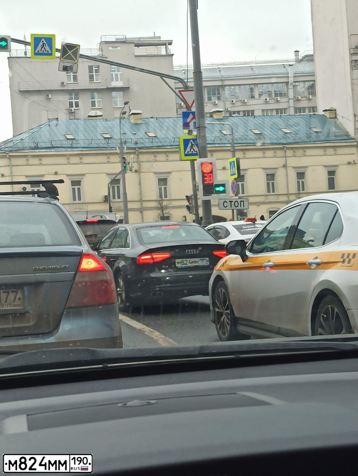 Фото автомобиля AUDI A4, 2014 — госномер М466НУ761. Цвет: ЧЕРНЫЙ