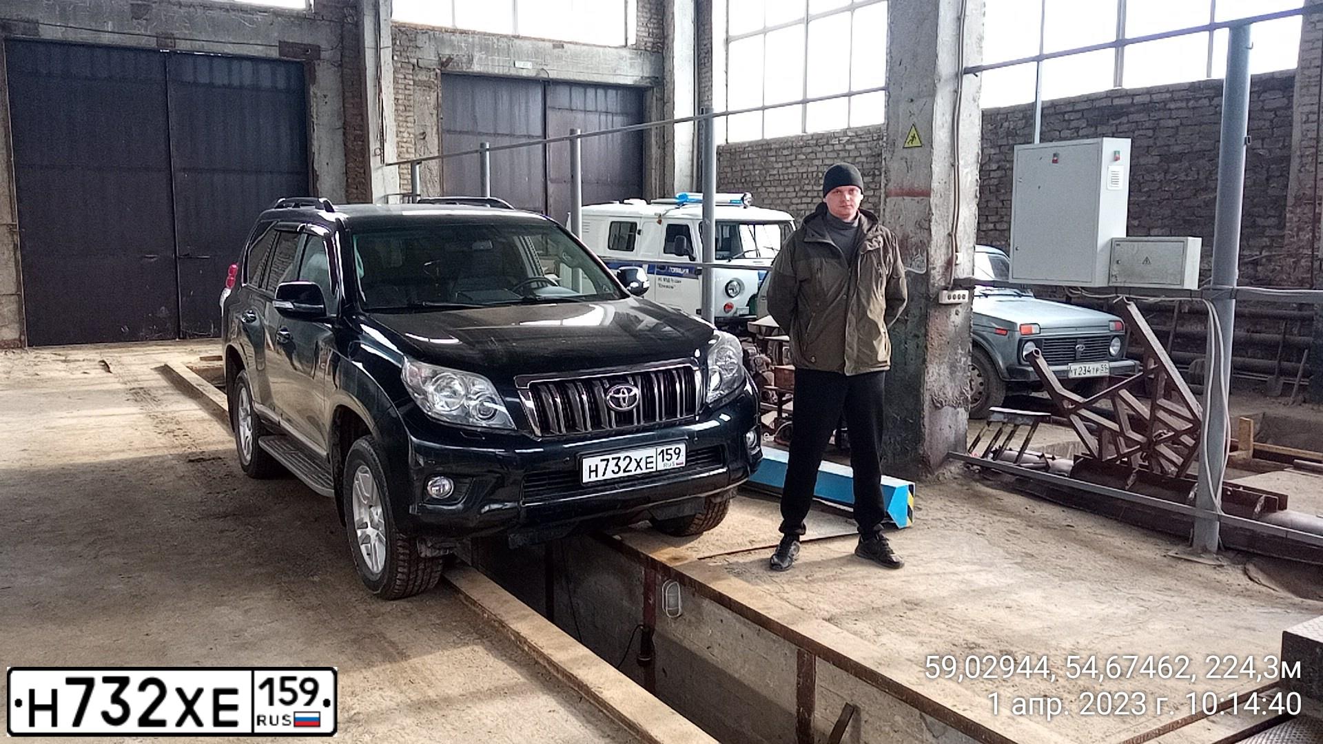 Фото автомобиля TOYOTA LANDCRUISER, 2013 — госномер Р120ТО59. Цвет: ТЕМНО-СЕРЫЙ