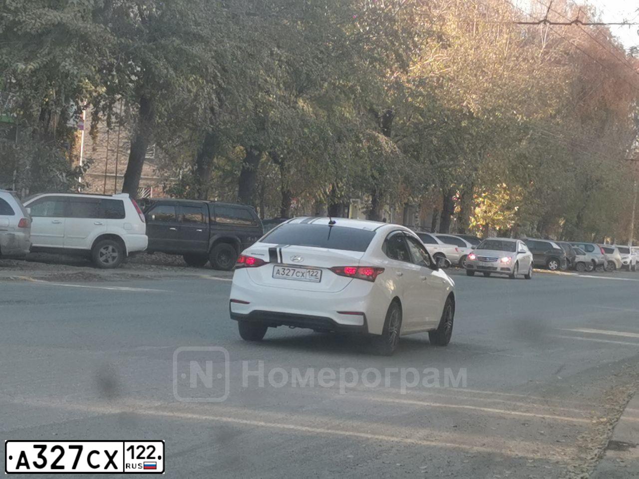 Фото автомобиля HYUNDAI SOLARIS, 2020 — госномер М682ОУ154. Цвет: Белый